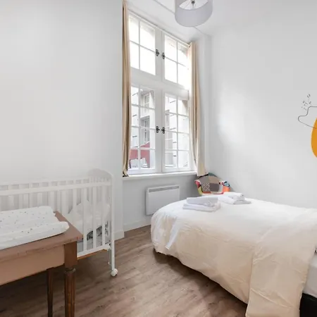 Apartment Spacious With Balcony Near Train Station