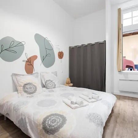 Spacious With Balcony Near Train Station Apartment